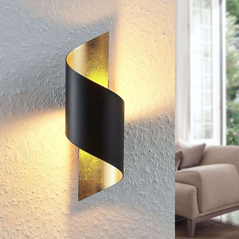Moderne wandlamp zwart met goud incl. LED - Desirio