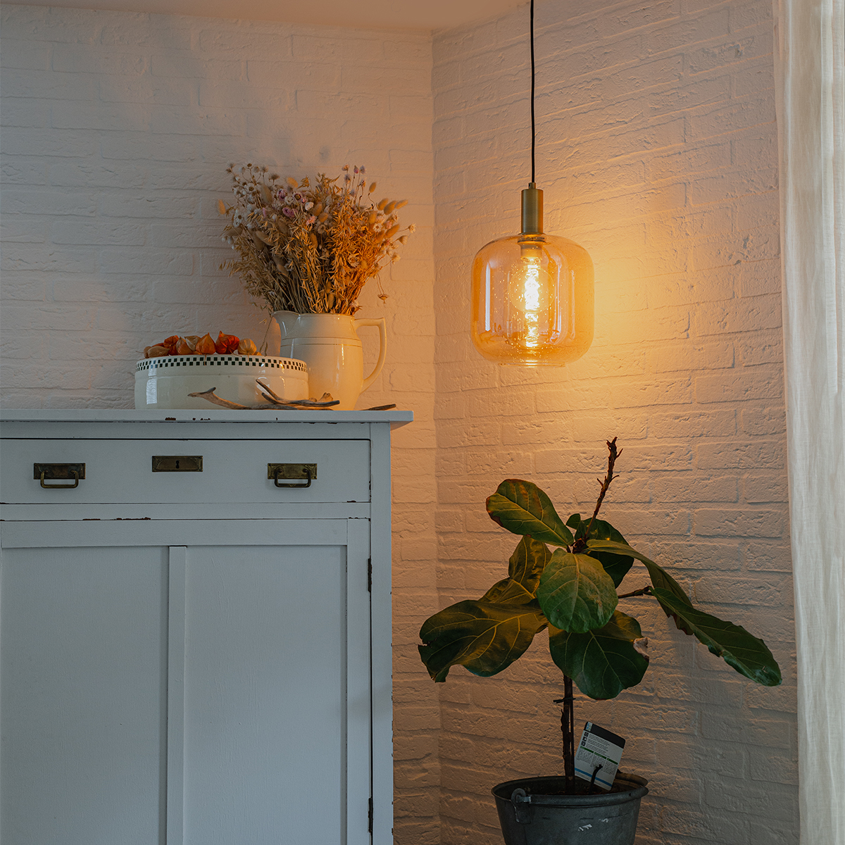 Smart hanglamp zwart met messing en amber glas incl. Wifi G995 - Zuzanna